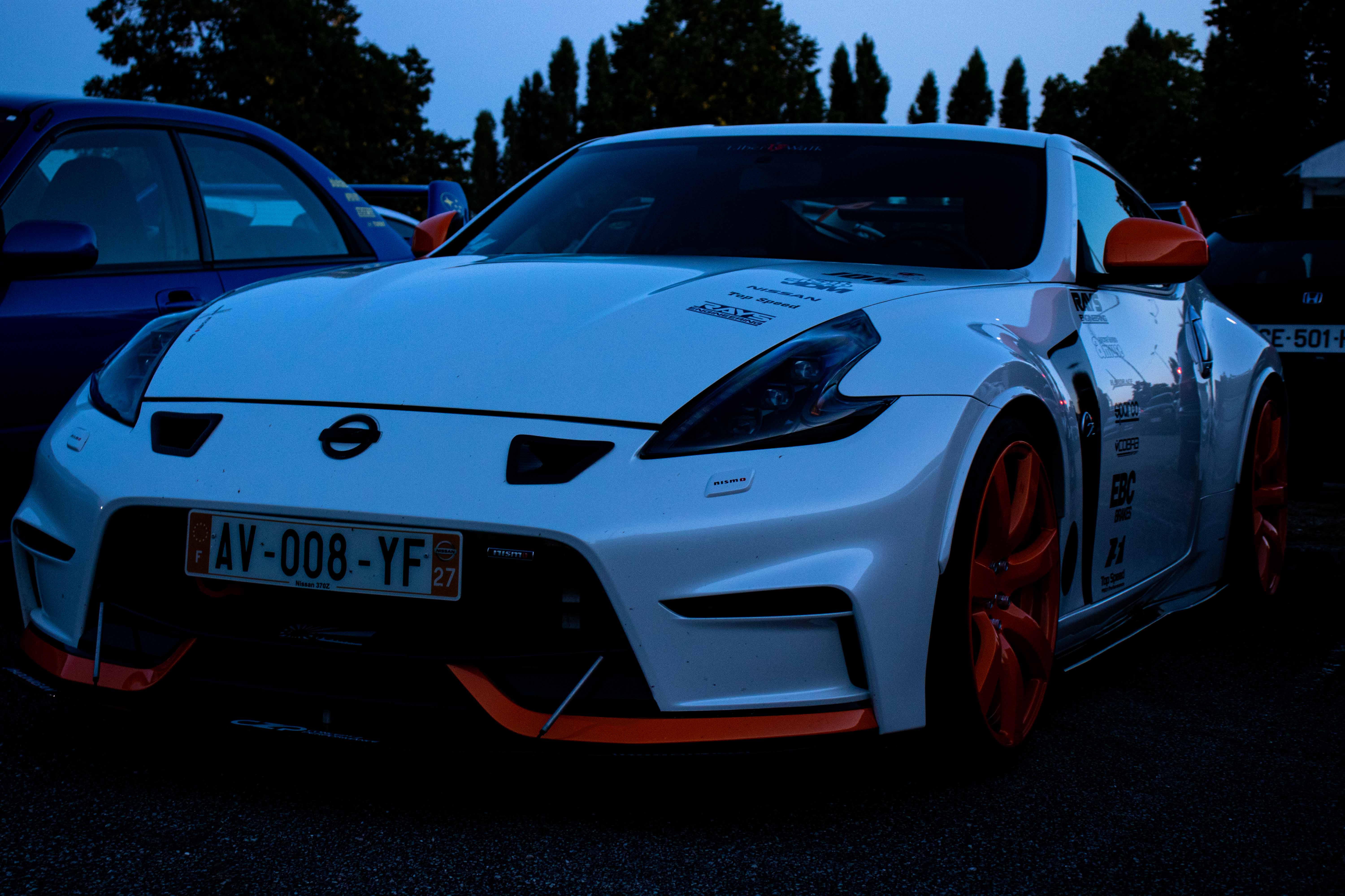 Photo d'une voiture blanche et orange au format paysage
